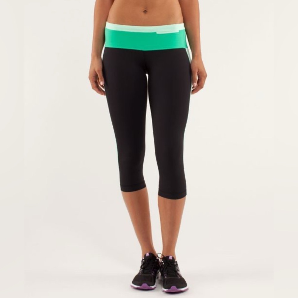 Victoria's Secret 2011 Women's Black and Green Cropped Leggings S
